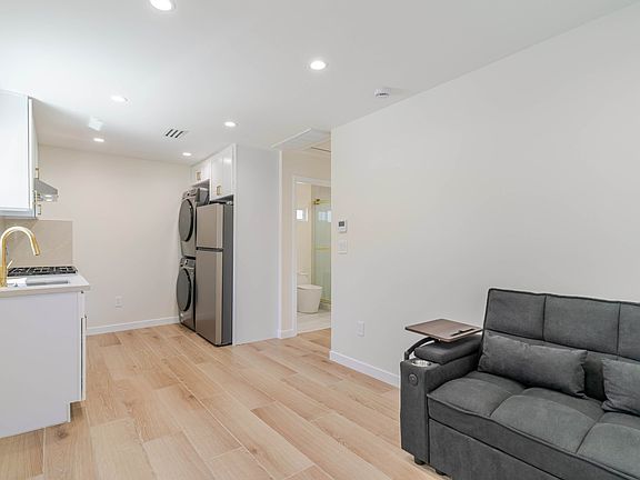 5th image of 10711 Cantlay St