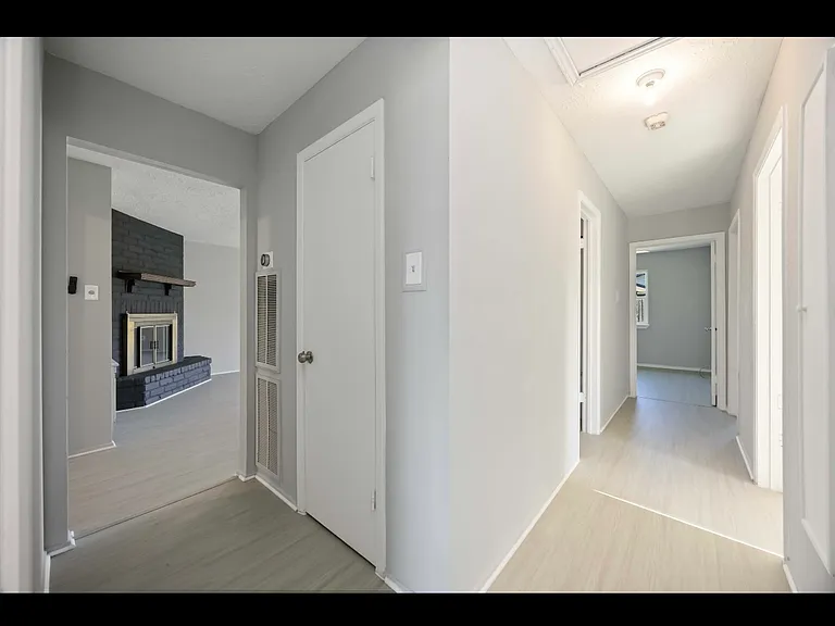 2302 Green Knoll Dr — Photo 24