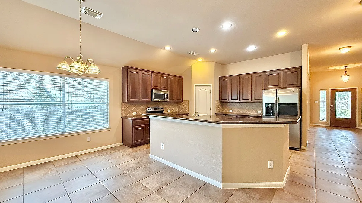 4 bed, 2.0 bath, 2547 sqft, $2,500 — Photo 4