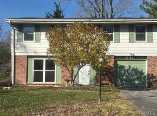 915 Trianon Ln, Ballwin, MO 63011