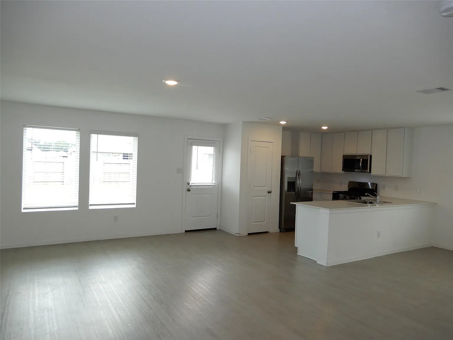 4 bed, 2.5 bath, 2036 sqft, $1,900 — Photo 2
