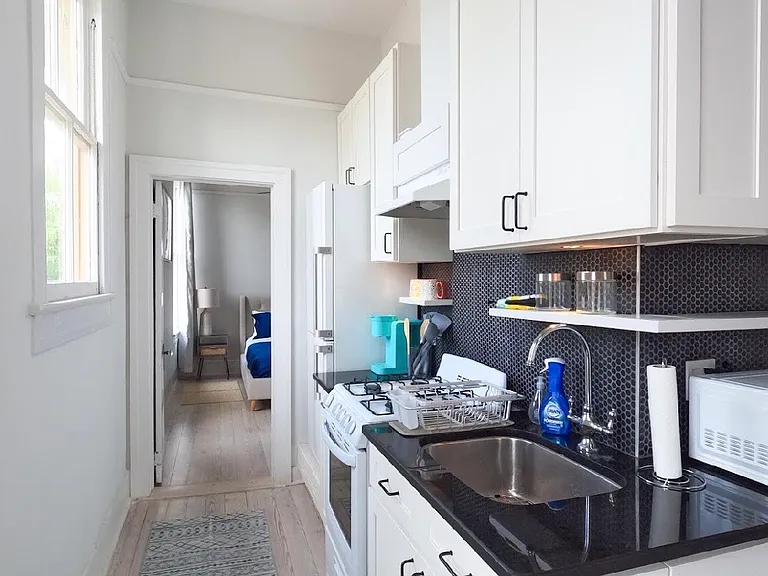 2121 Marengo St #4 — Photo 6