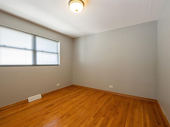 3rd image of 1835 W Berteau Ave #1