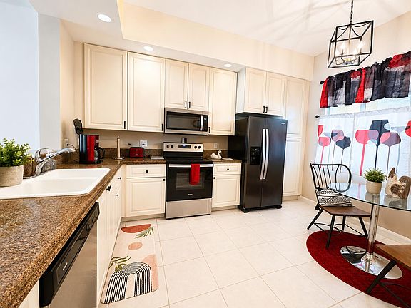 2nd image of 21 Harbour Isle Dr W Unit 105