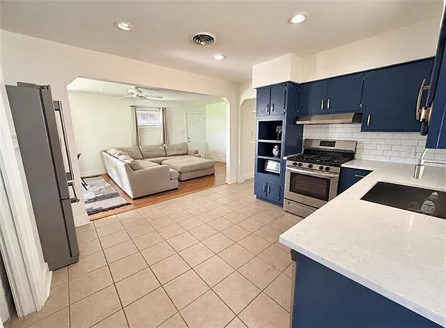 3 bed, 2.0 bath, 1435 sqft, $2,200 — Photo 4