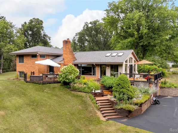 304 Oaklane Dr, Rochester Hills, MI 48306