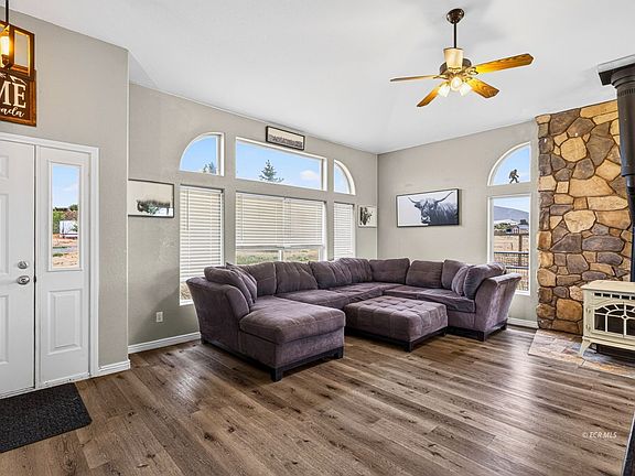 4th image of 811 White Oak Dr