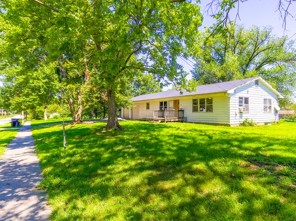 913 S Locust St, Sweet Springs, MO 65351