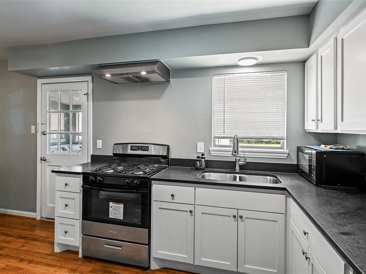 4 bed, 2.5 bath, 1360 sqft, $2,200 — Photo 1