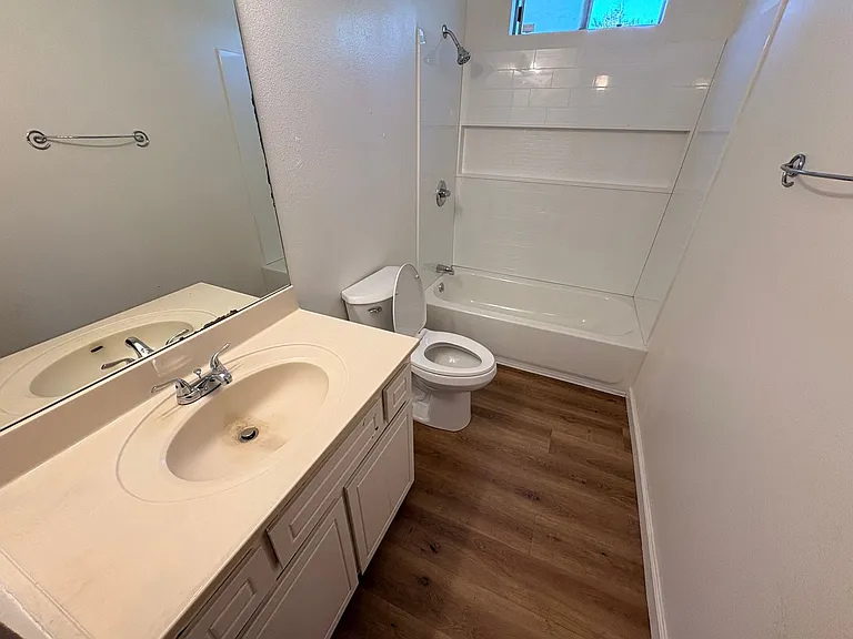 907 E Oakridge Ave — Photo 8