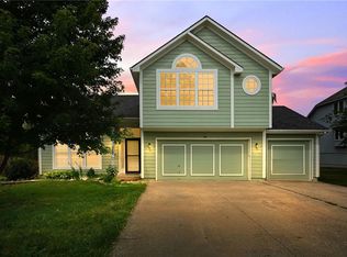 712 S Fox Ridge Dr, Raymore, MO 64083