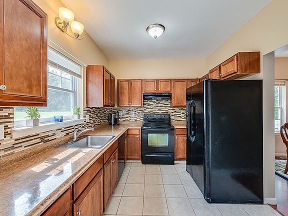 4th image of 37671 N Butler Cir