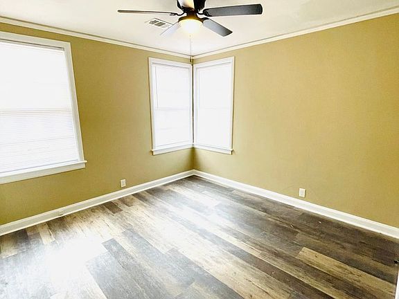 3rd image of 10 Oak Forest Dr