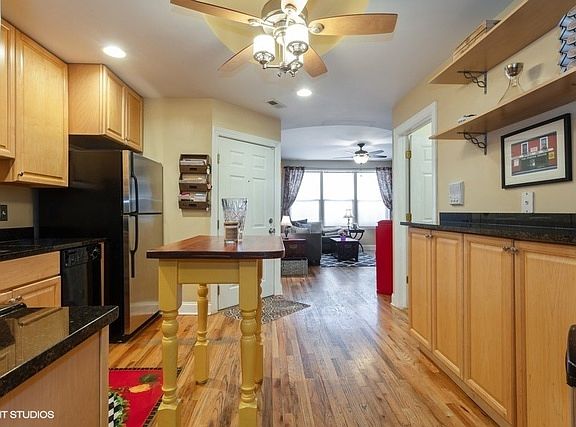 5th image of 4348 N Sacramento Ave #1