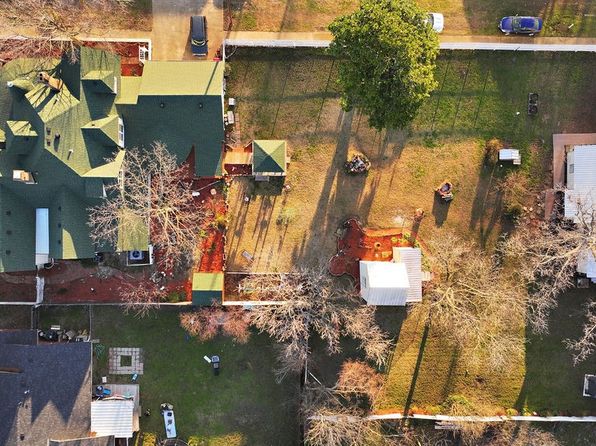 303 Market St W, Honey Grove, TX 75446