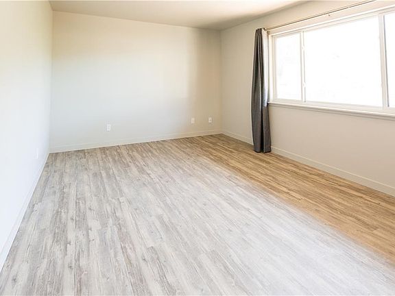 5th image of 210 Laurel St Unit A