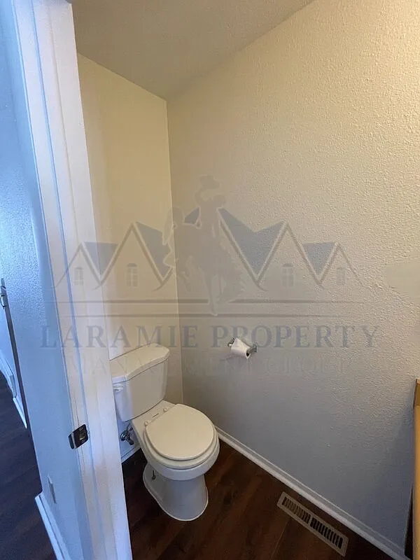 3 bed, 2.0 bath, 1072 sqft, $1,899 — Photo 3