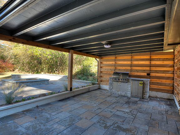 5th image of 1069 Oakview Dr SE