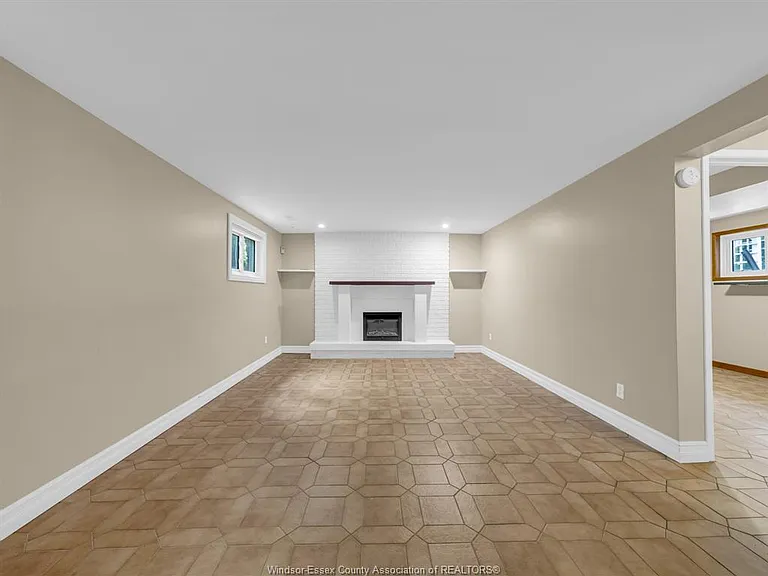 2823 Garvey Cres — Photo 25