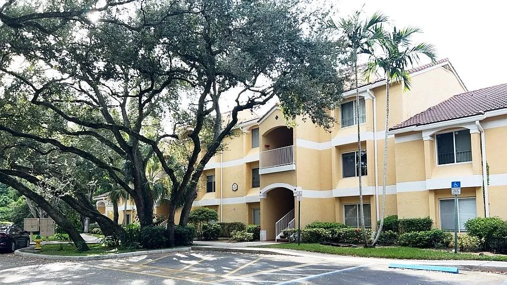 2 bed, 2.0 bath, 1241 sqft, $2,100 — Photo 2