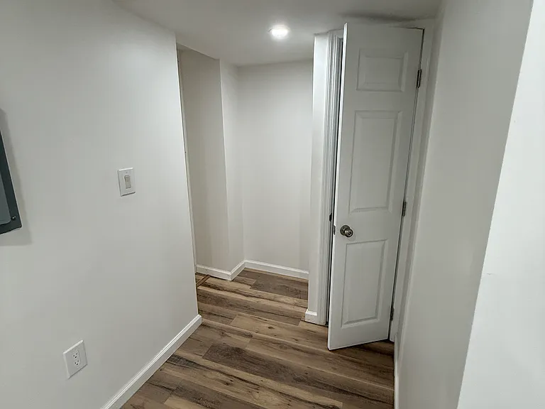 128 Campbell Ave #BASEMENT — Photo 10