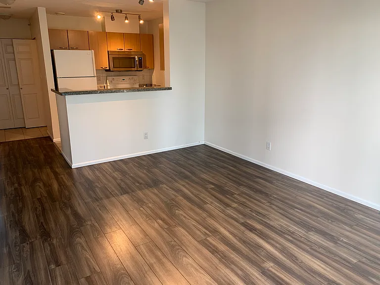 1420 Georgia St W — Photo 2