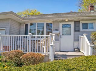 922 N Clinton Ave, Lindenhurst, NY 11757