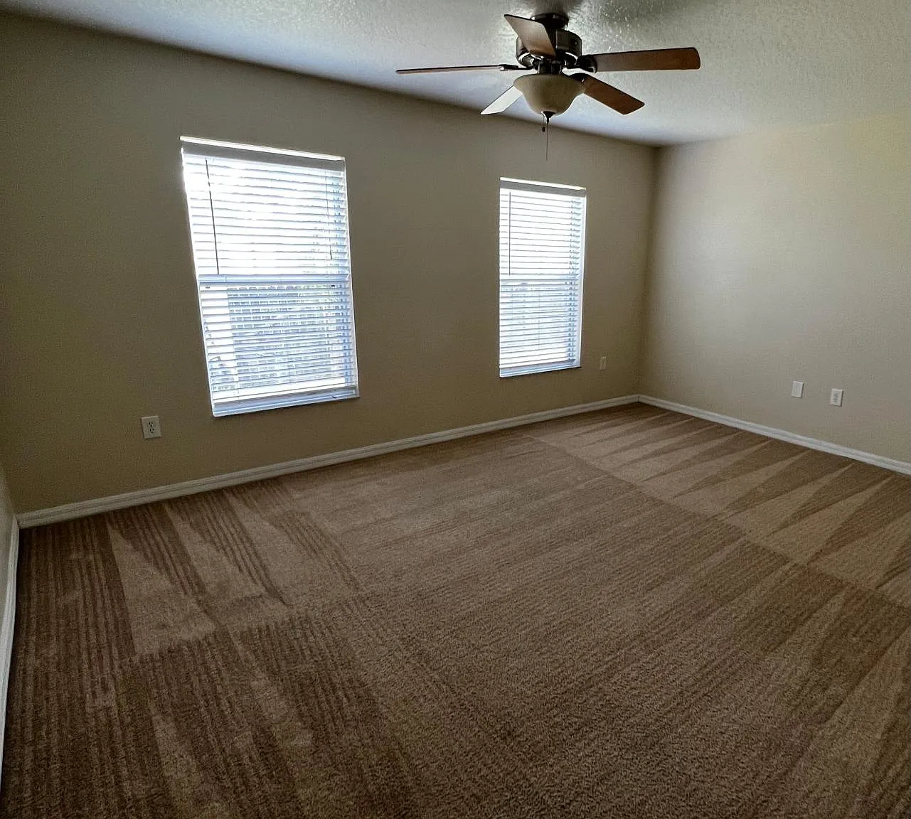 4 bed, 2.5 bath, 2560 sqft, $2,300 — Photo 2