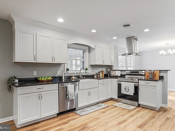 3rd image of 1917 Applewood Dr