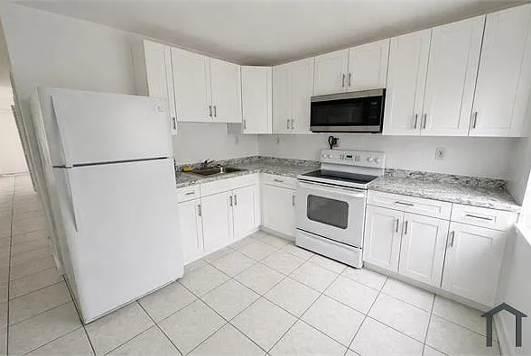 1405 NW 5th Ct — Photo 2