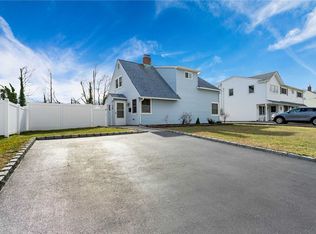 48 Stevedore Ln, Levittown, NY 11756