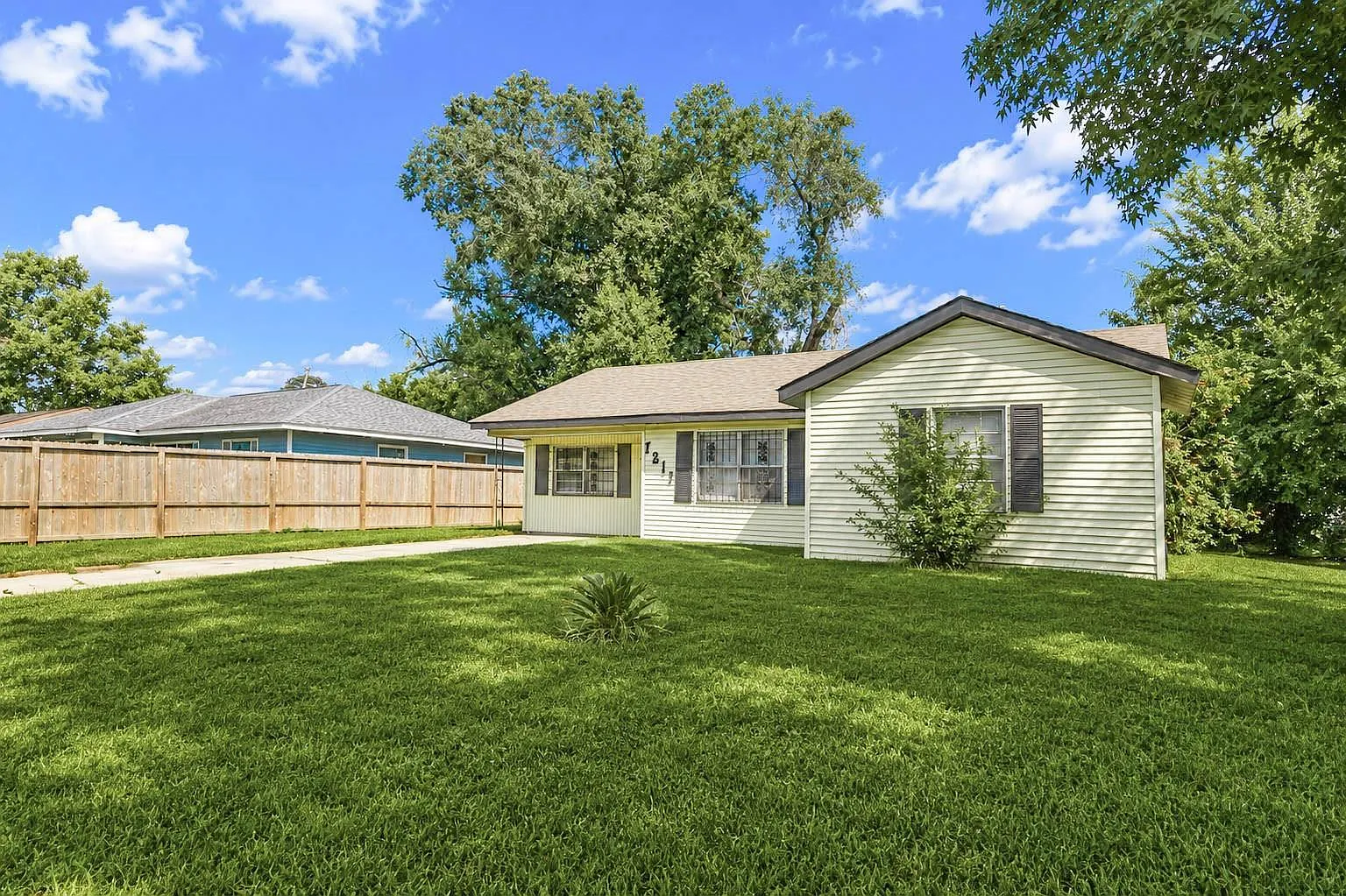 4 bed, 1.0 bath, 1796 sqft, $1,450 — Photo 2