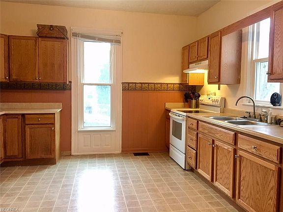 2nd image of 529 W Main St