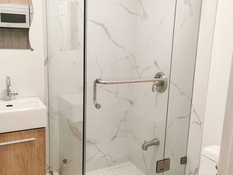 2nd image of 8 Glen Baillie Pl #1