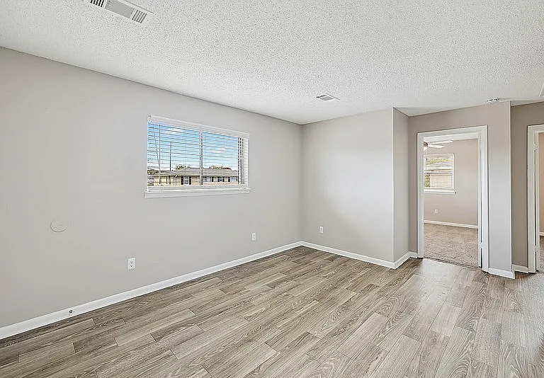 Mirabeau Apartments — Photo 11