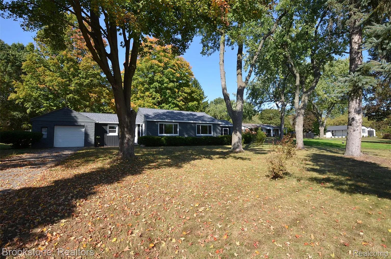 7565 Old Pond Dr photo 1