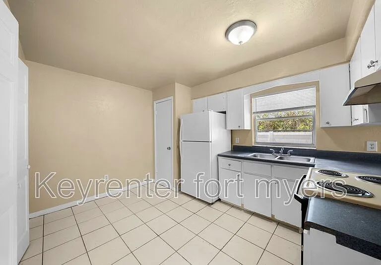 5447 10th Ave — Photo 8