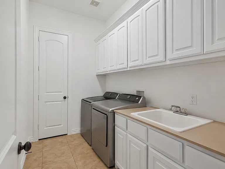 7905 Kickapoo Dr — Photo 37
