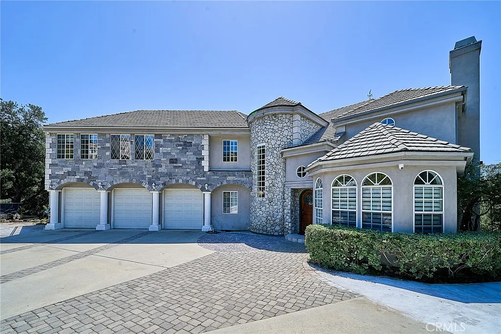 7 bed, 5.5 bath, 5966 sqft, $6,800 — Photo 1