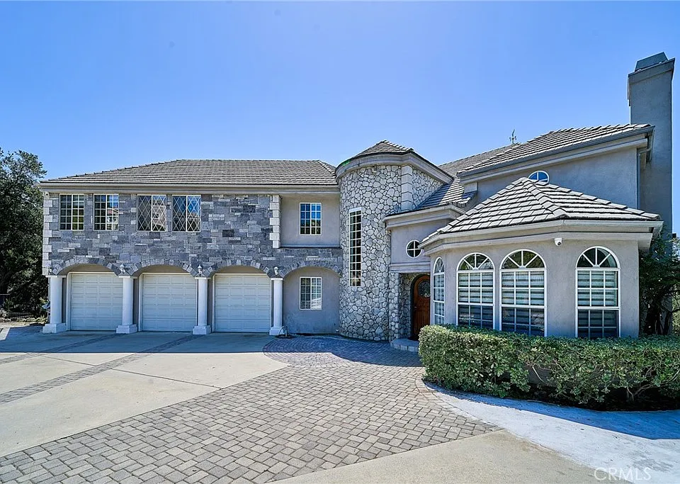 1089 Village Dr