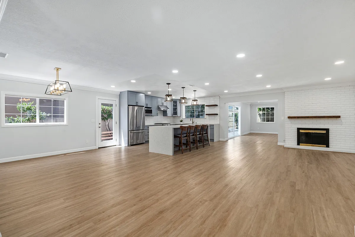 3 bed, 2109 sqft, $5,200 — Photo 2