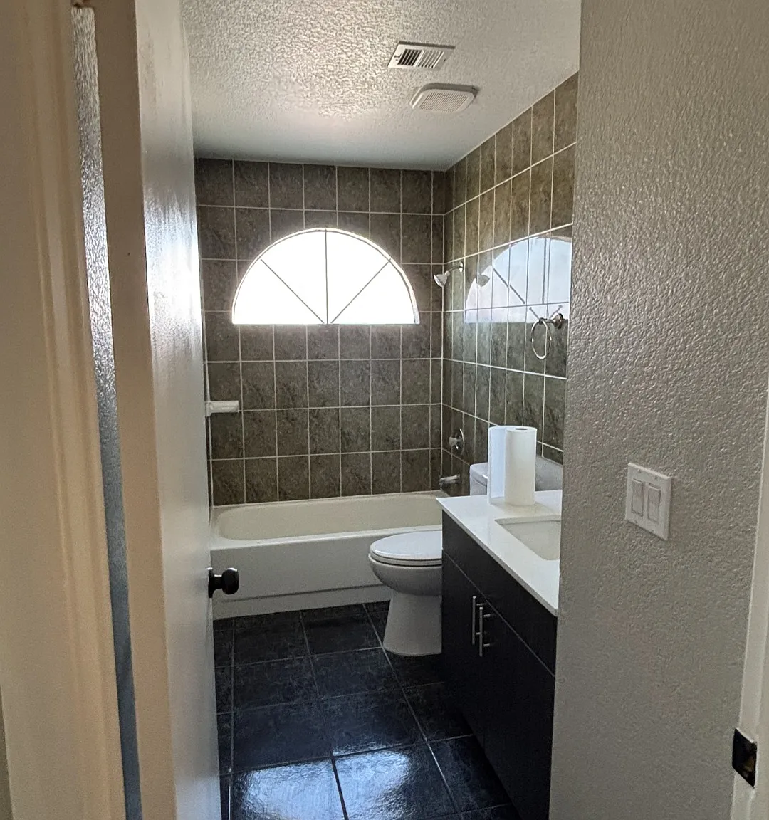 3 bed, 1166 sqft, $2,200 — Photo 2