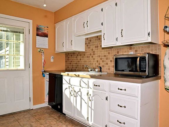4th image of 34 Hempstead Dr