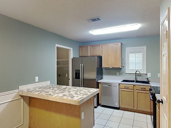 4th image of 2752 Yoakum St