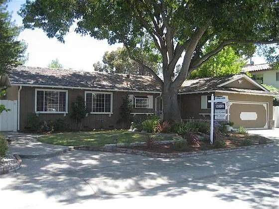 122 Ely Pl photo 1