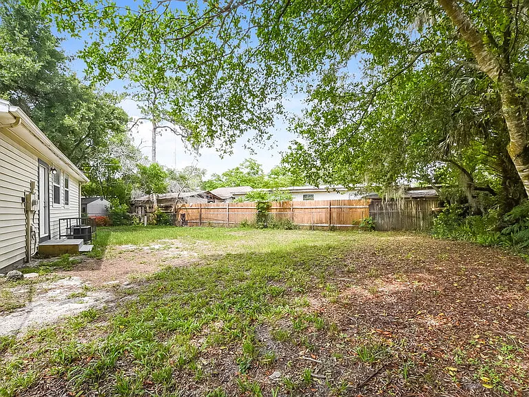 542 Colonnades Cv — Photo 16