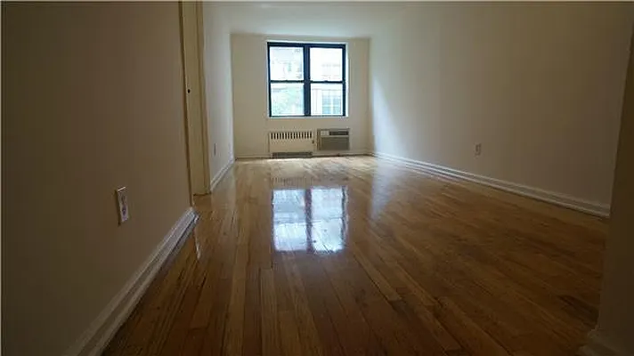 Rented by Moses Stoller, LREB | media 4