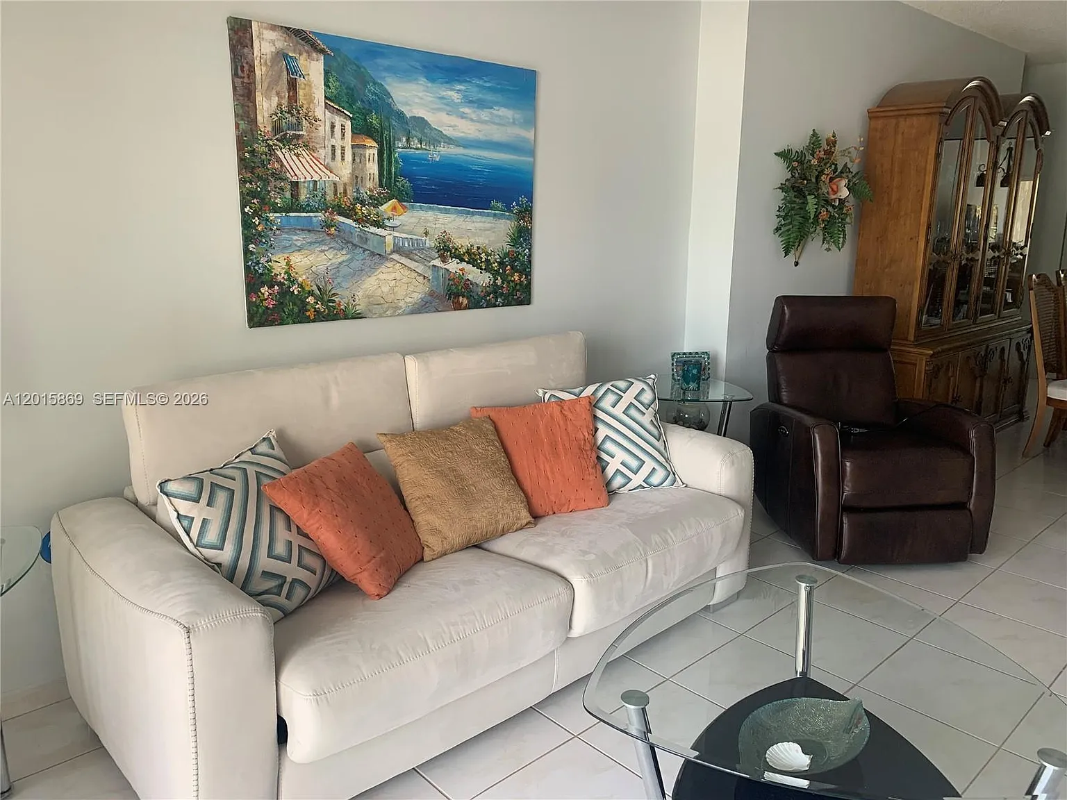 Hemispheres Condo — Photo 2