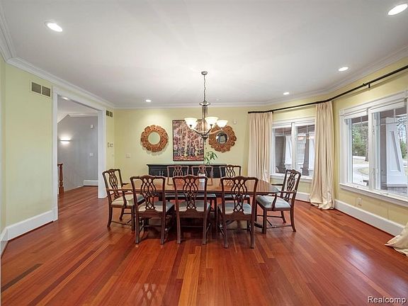 2nd image of 841 Highwood Dr
