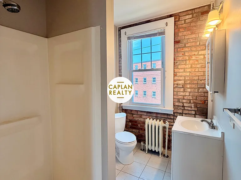 405 Main St #6 — Photo 4